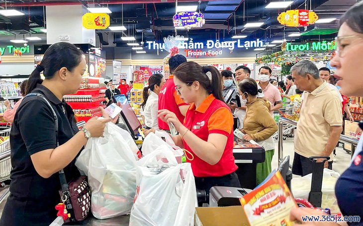 Mua sắm Tết: Vàng， ô tô bán chậm nhưng bánh kẹo thực phẩm liên tục phải châm thêm hàng - Ảnh 2.