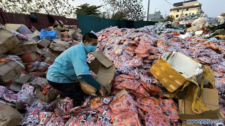 Phát hiện 'núi' bánh kẹo khổng lồ đổ trong bãi rác La Phù， lãnh đạo huyện Hoài Đức nói gì? - Ảnh 1.